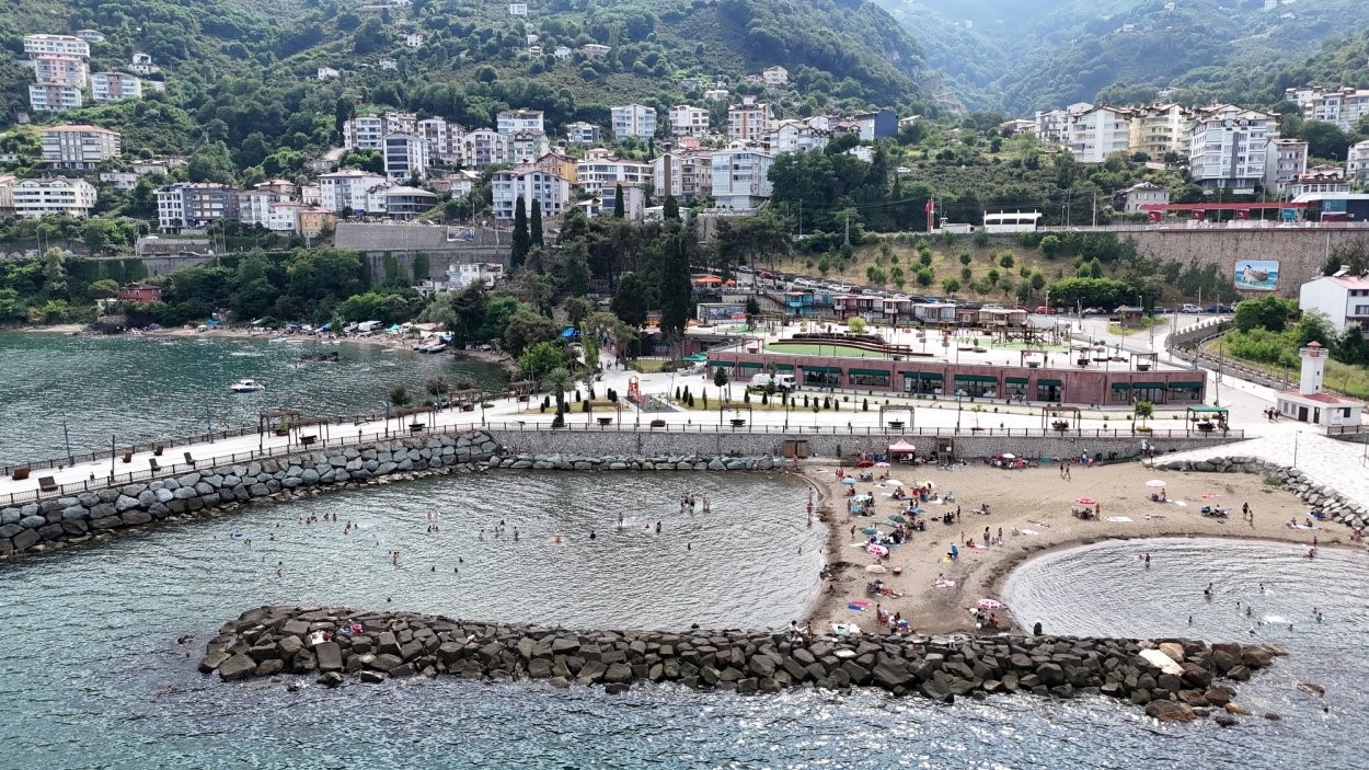 Gökdelenler yıkıldı, kumsal halka açıldı