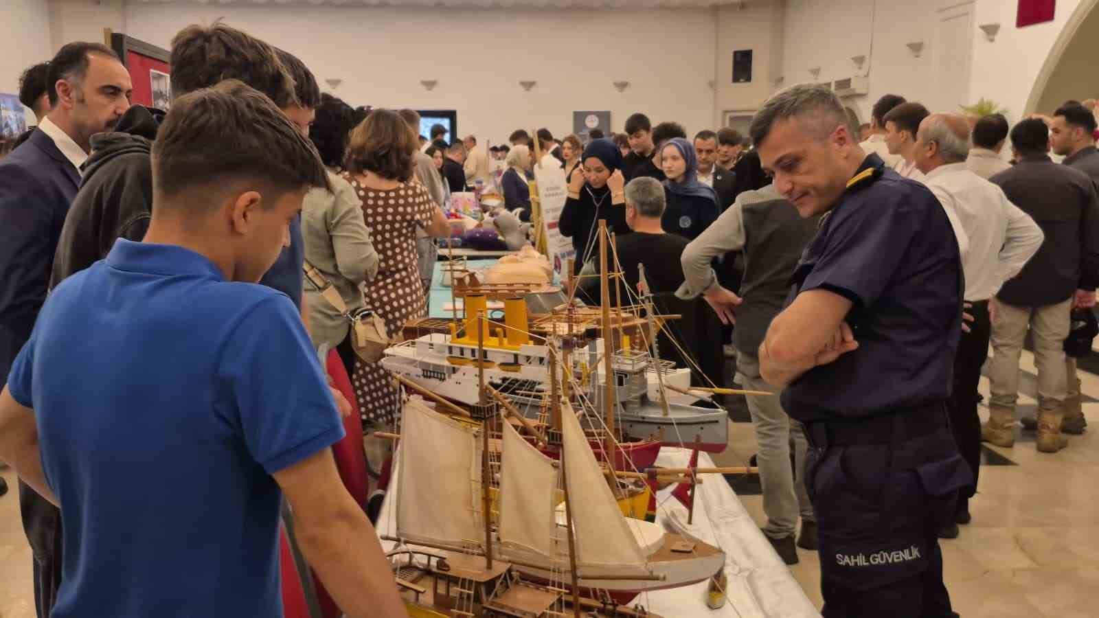 Sepet şeklinde tasarlanan insan saçında çikolata ikramı