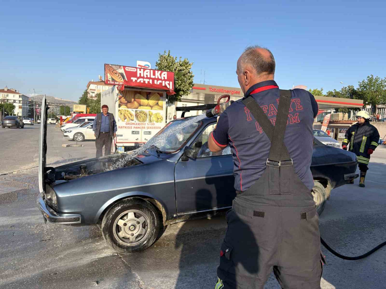 &Ccedil;orum&rsquo;da otomobilde &ccedil;ıkan yangını vatandaşlar s&ouml;nd&uuml;rd&uuml;