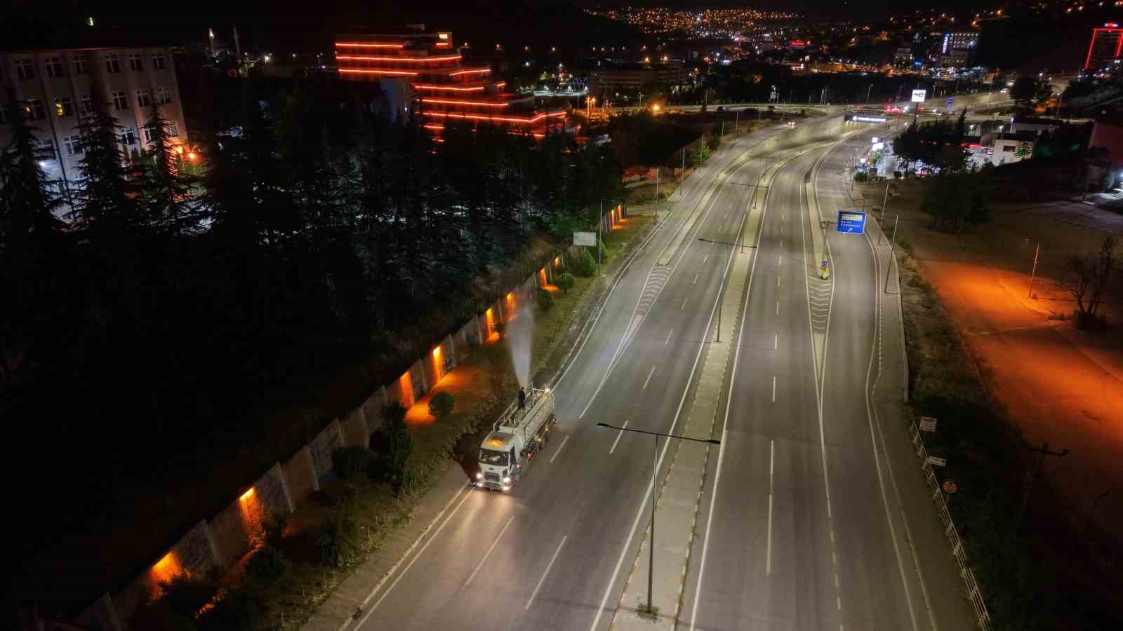 Karab&uuml;k Belediyesi i&ccedil;me suyu kullanmadan yeşil alanları suluyor