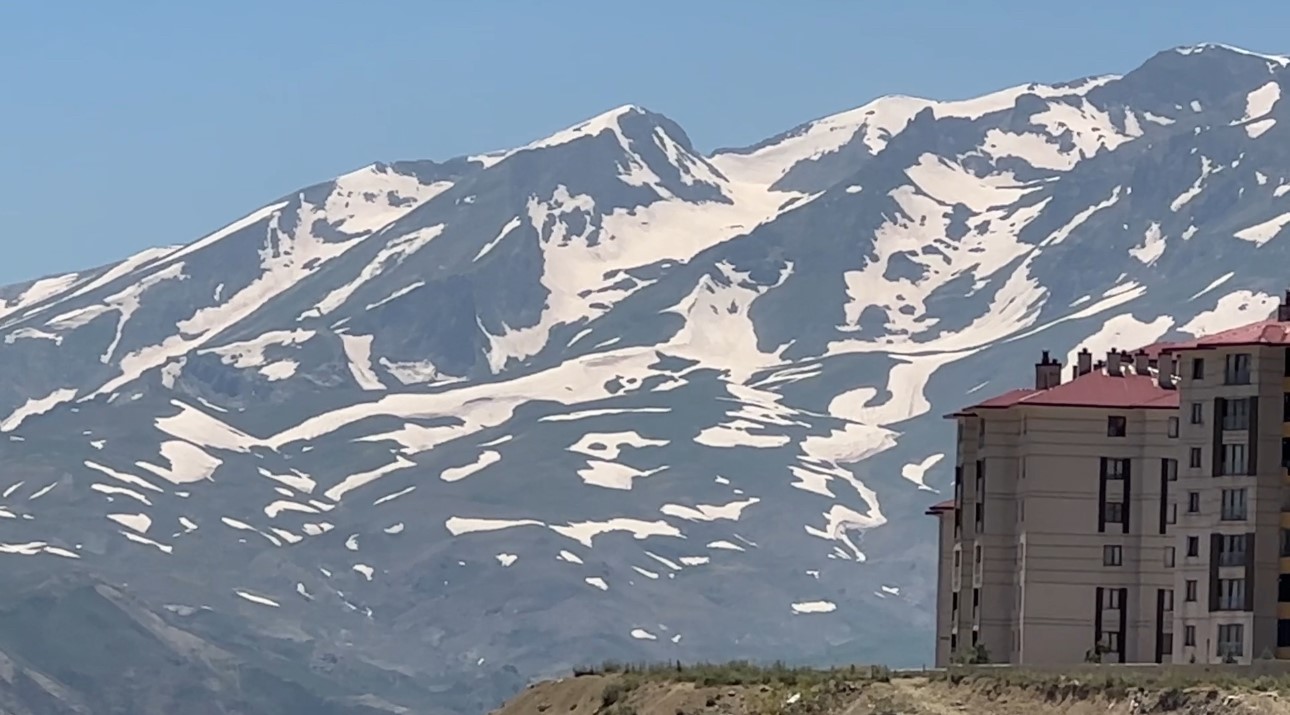 Yüksekova’nın heybetli Cilo Dağı 12 ay boyunca kar yığınlarını barındırıyor