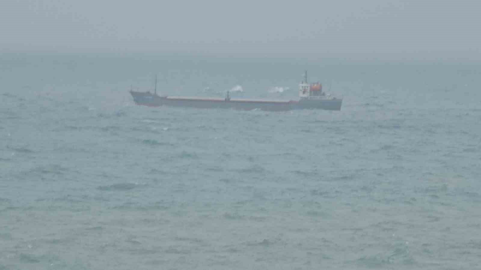 Zonguldak&rsquo;ta sağanak ve fırtına: Liman sarıya b&uuml;r&uuml;nd&uuml;