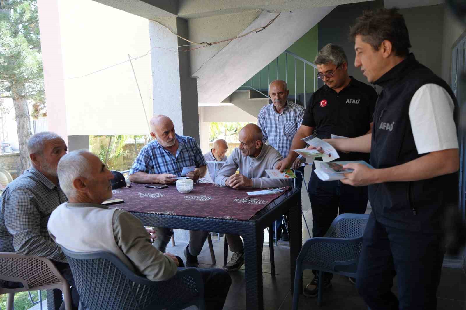 K&ouml;y k&ouml;y gezen Bayburt AFAD ekipleri vatandaşları afetler hakkında bilgilendiriyor