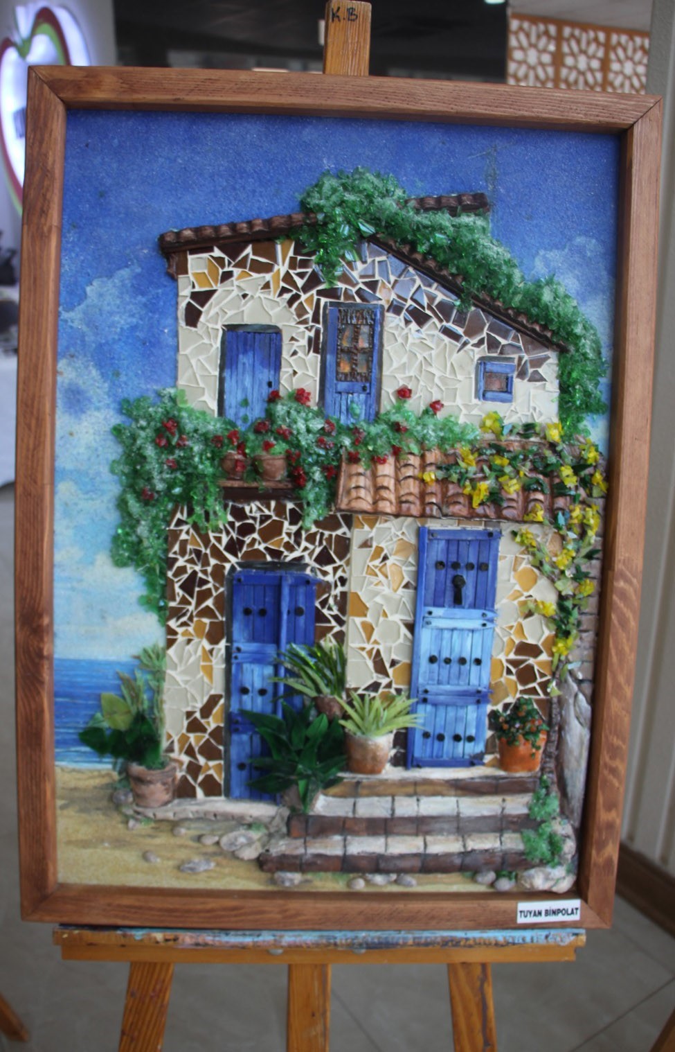 Kırık camları sanat eserine dönüştürüyor