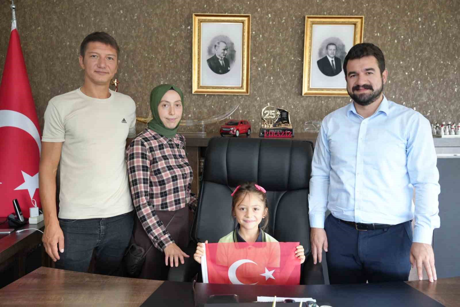 Giresun’da küçük Nehir’in bayrak hassasiyeti kamerada