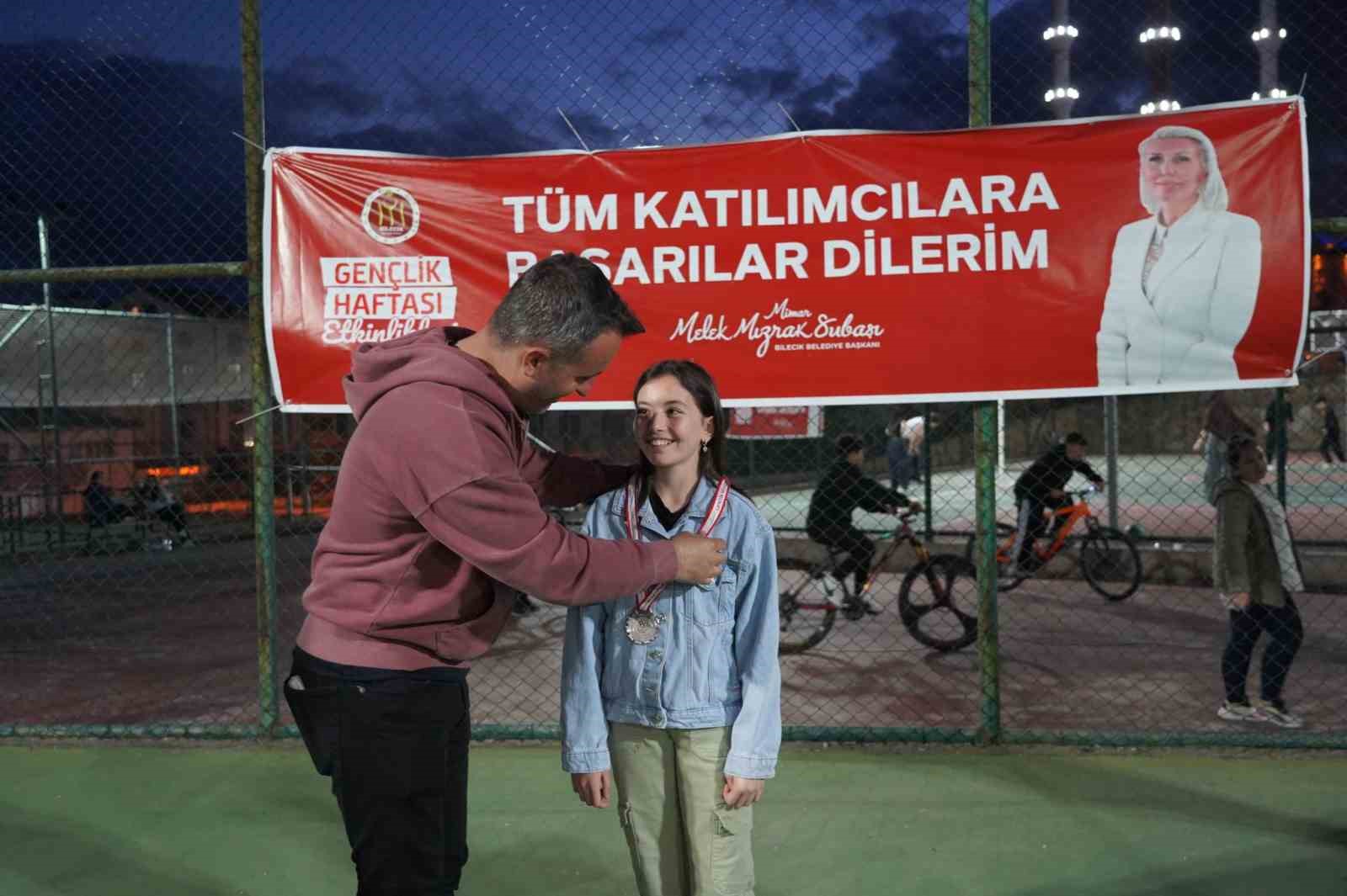 Gen&ccedil;lik turnuvalarında dereceye girenler &ouml;d&uuml;llerini aldı