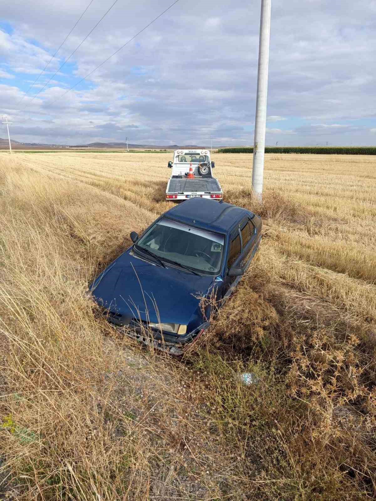 Konya&rsquo;da kontrolden &ccedil;ıkan otomobil şarampole devrildi: 2 yaralı