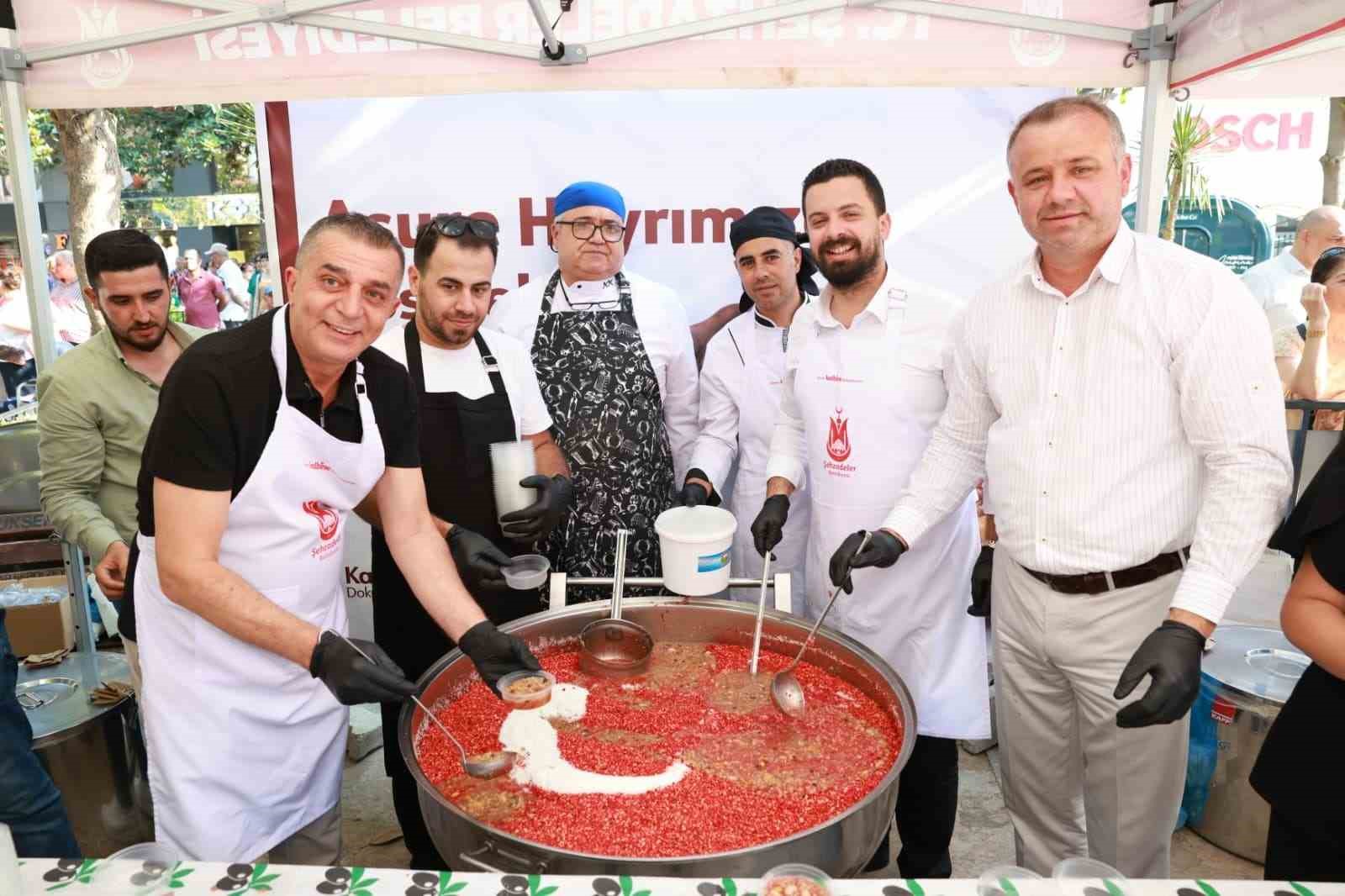 Başkan Hakan Şimşek hemşerileriyle aşure bereketini paylaştı