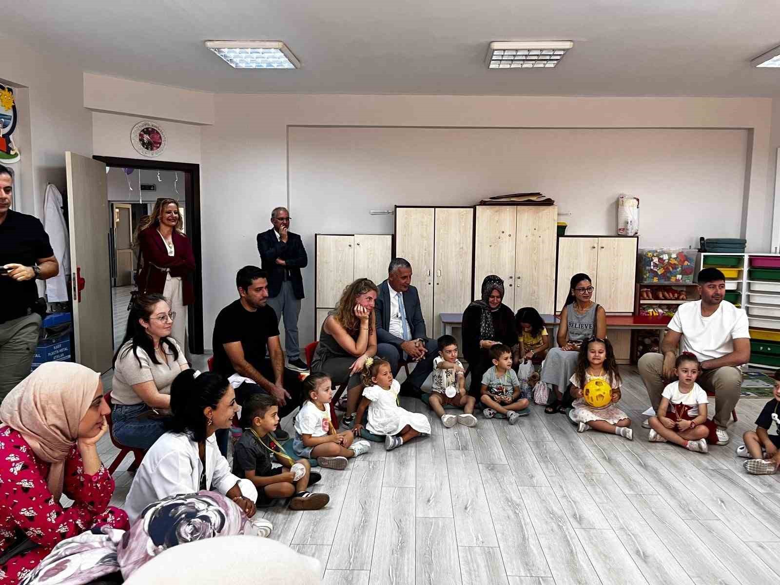 Burhaniye&rsquo;de Kaymakam Atilla, minik &ouml;ğrencilerle bir araya geldi