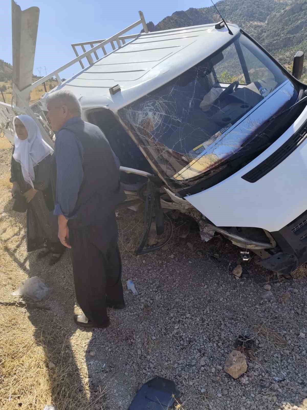 Siirt&rsquo;te hafif ticari ara&ccedil; ile kamyonet &ccedil;arpıştı: 4 yaralı