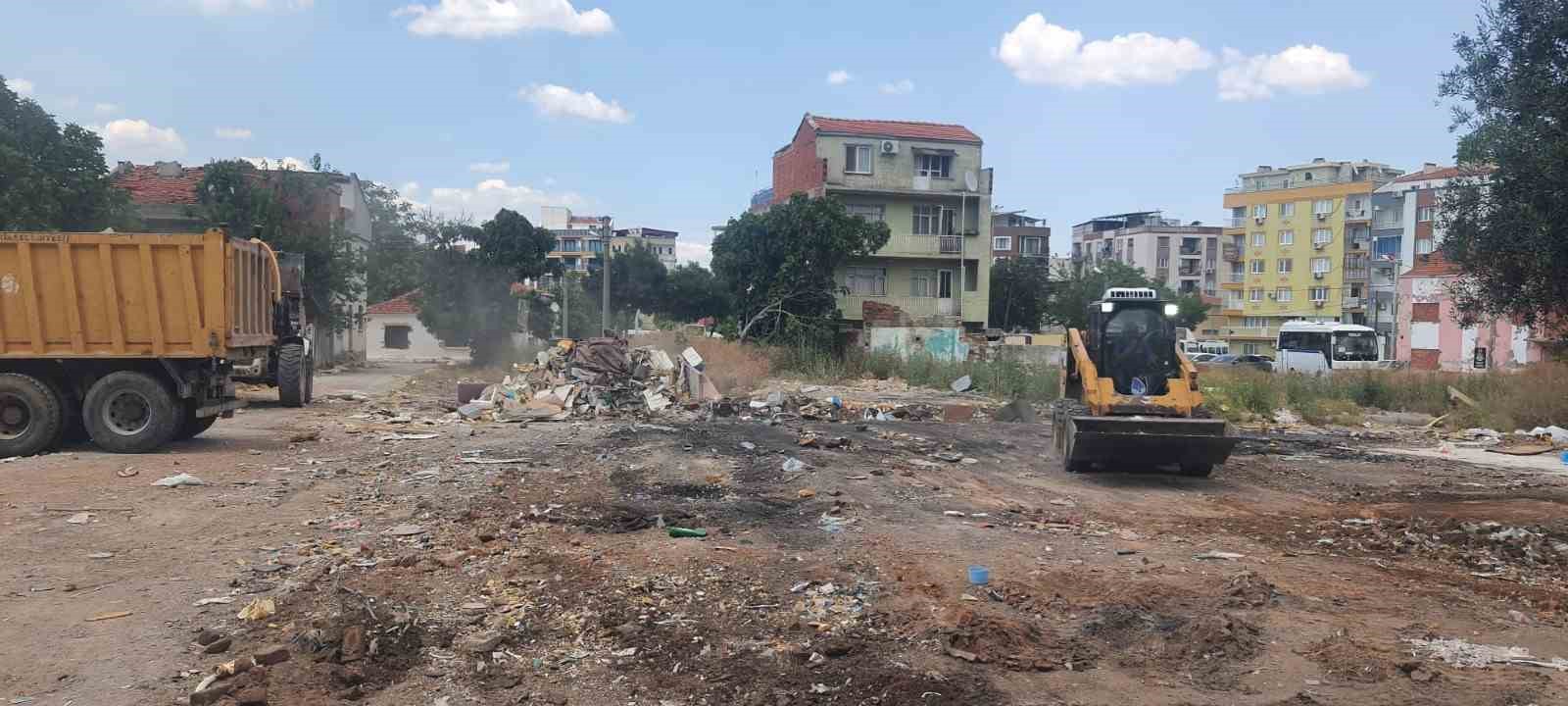 Yunusemre&rsquo;de boş arazilere usuls&uuml;z d&ouml;k&uuml;len 8 kamyon atık toplandı
