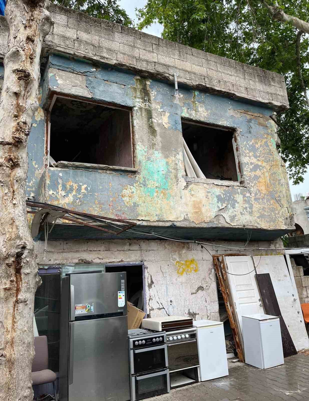Adıyaman&rsquo;da tehlike sa&ccedil;an metruk bina vatandaşları korkutuyor