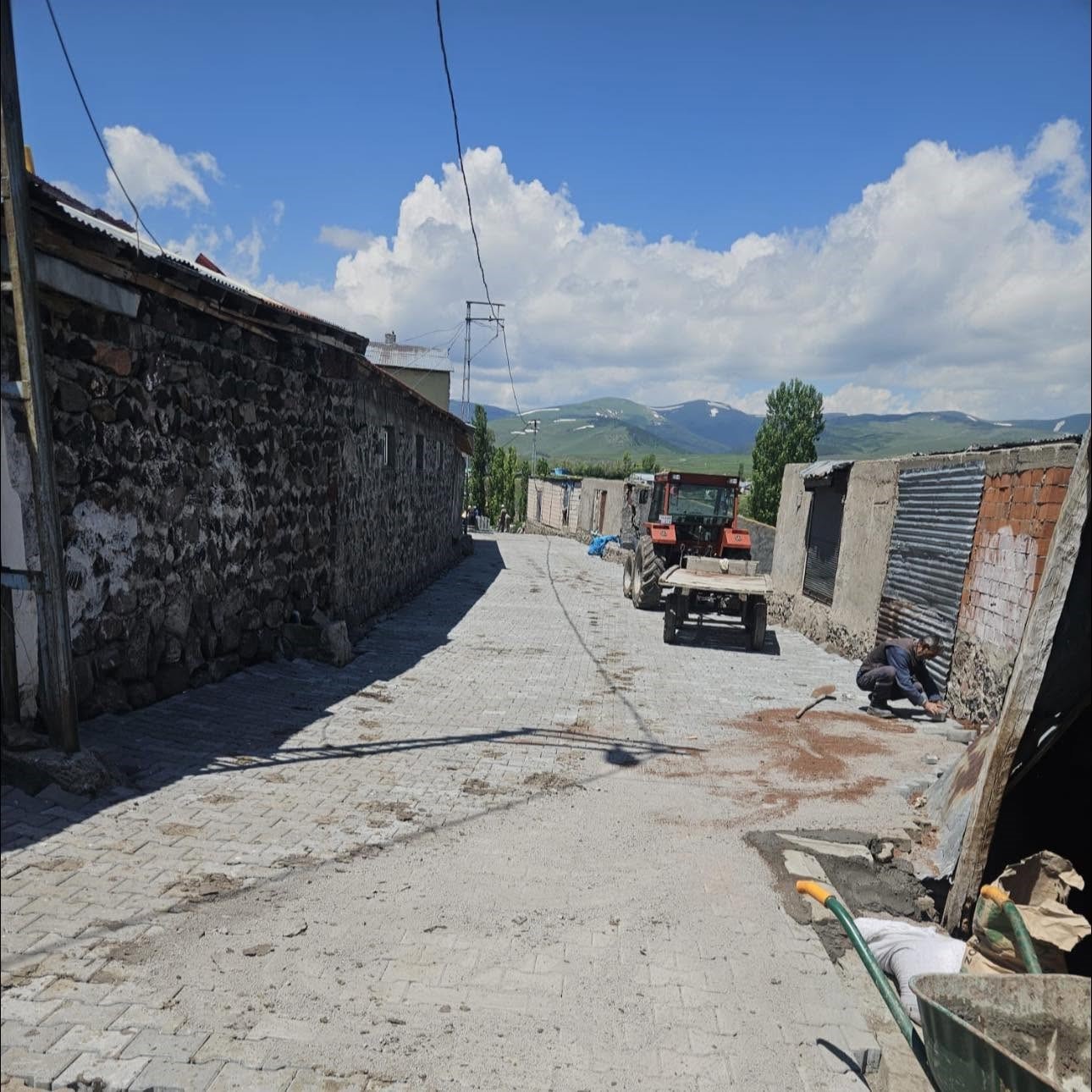 Kars’ta2 köy modern yollara kavuşuyor: Kilit parke çalışmaları başladı
