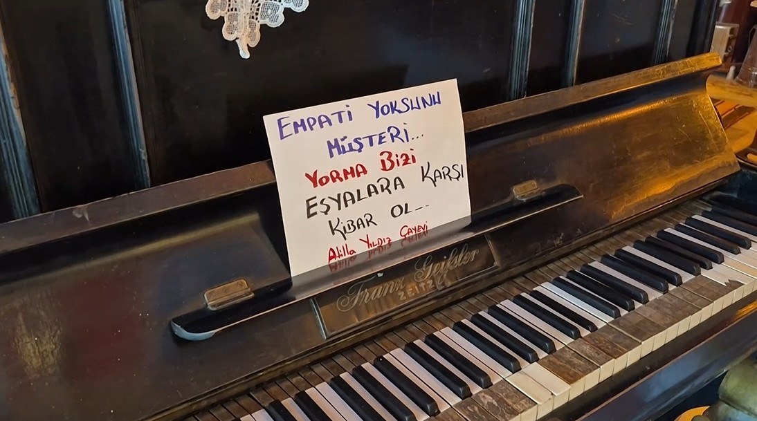 Binlerce antika ile süslenen müze görünümlü ilginç kafe