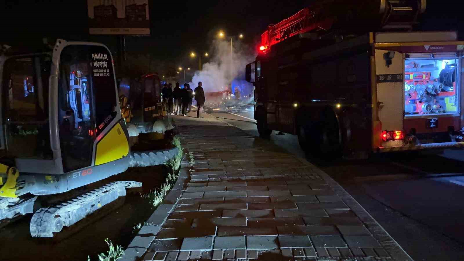 Seyir halinde alev alan otomobil kullanılamaz hale geldi