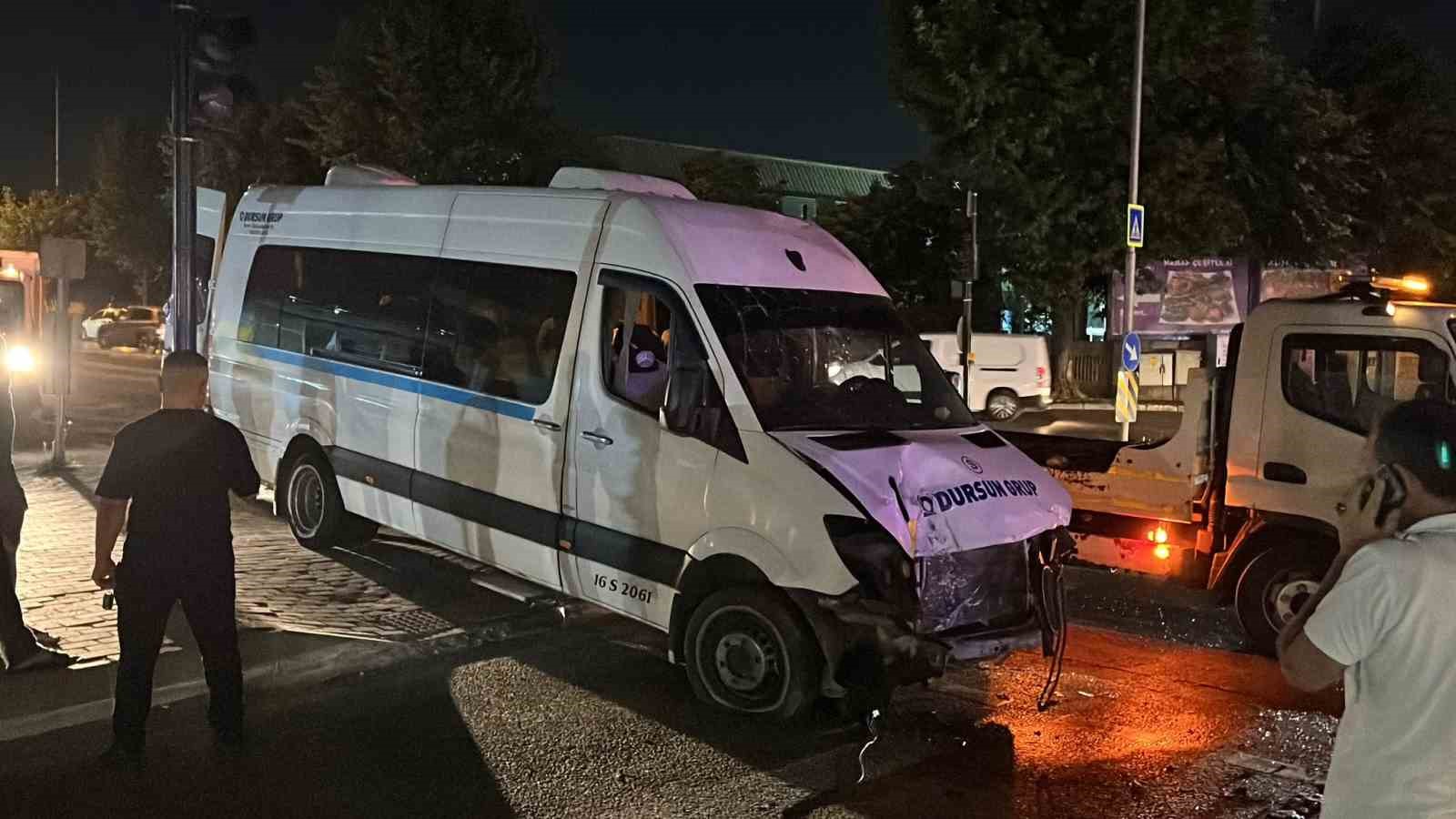 Bursa&rsquo;da servis minib&uuml;s&uuml; ref&uuml;je &ccedil;ıktı: 1 yaralı