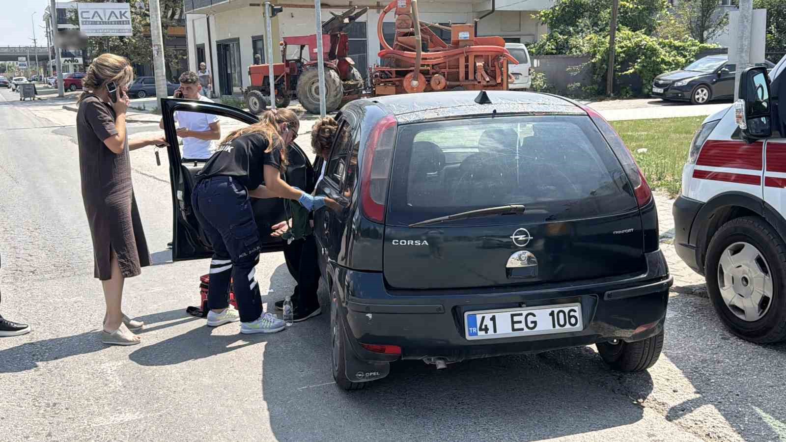 Işıkta aniden şerit değiştiren araca, otomobil &ccedil;arptı