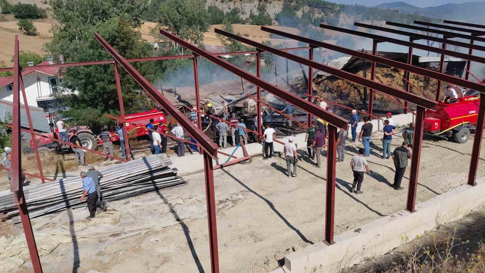 Bolu’da ahır ve samanlık alev alev yandı: Ekipler ve köylüler seferber oldu
