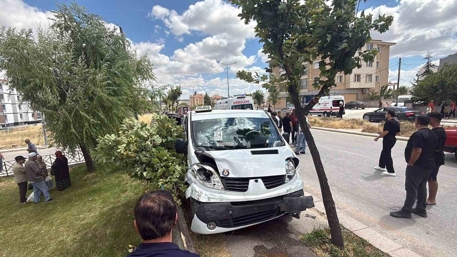 Eskişehir’de dolmuşun çarptığı otomobil yan yattı: 8 yaralı