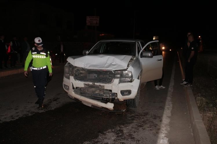 Cizre&rsquo;de kamyonet otomobile arkadan &ccedil;arptı: 2 yaralı