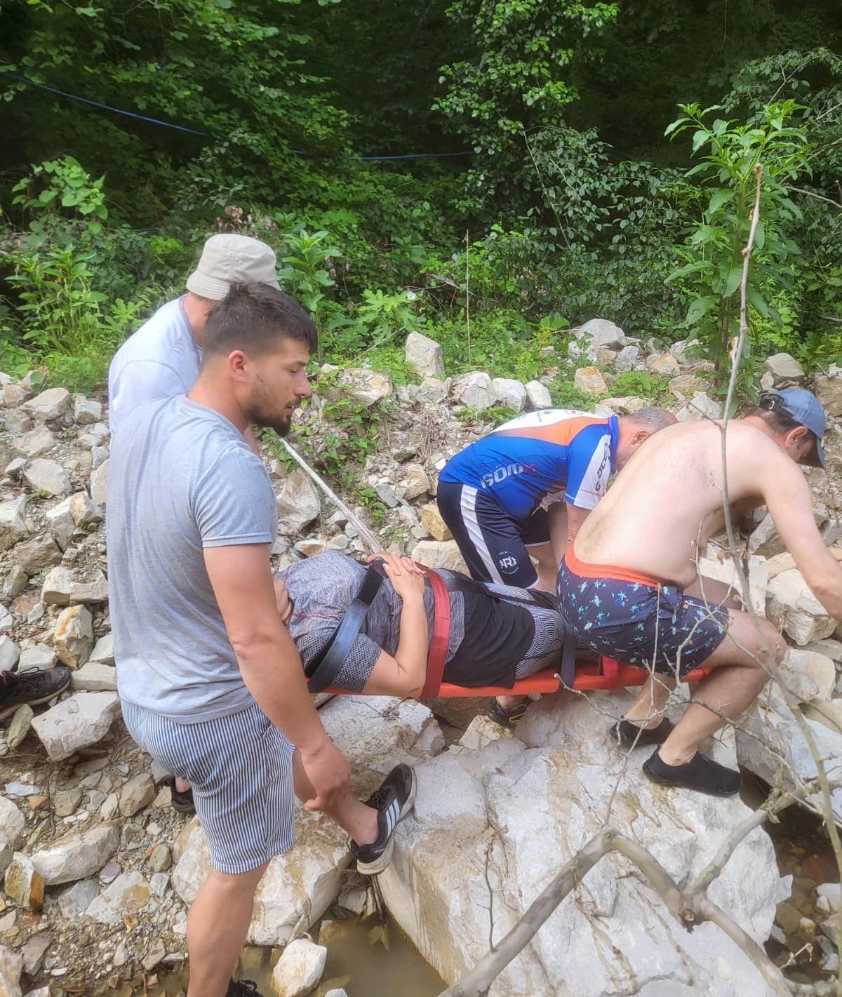D&uuml;zce&rsquo;de şelalede y&uuml;r&uuml;y&uuml;ş yaparken yaralanan turist kurtarıldı