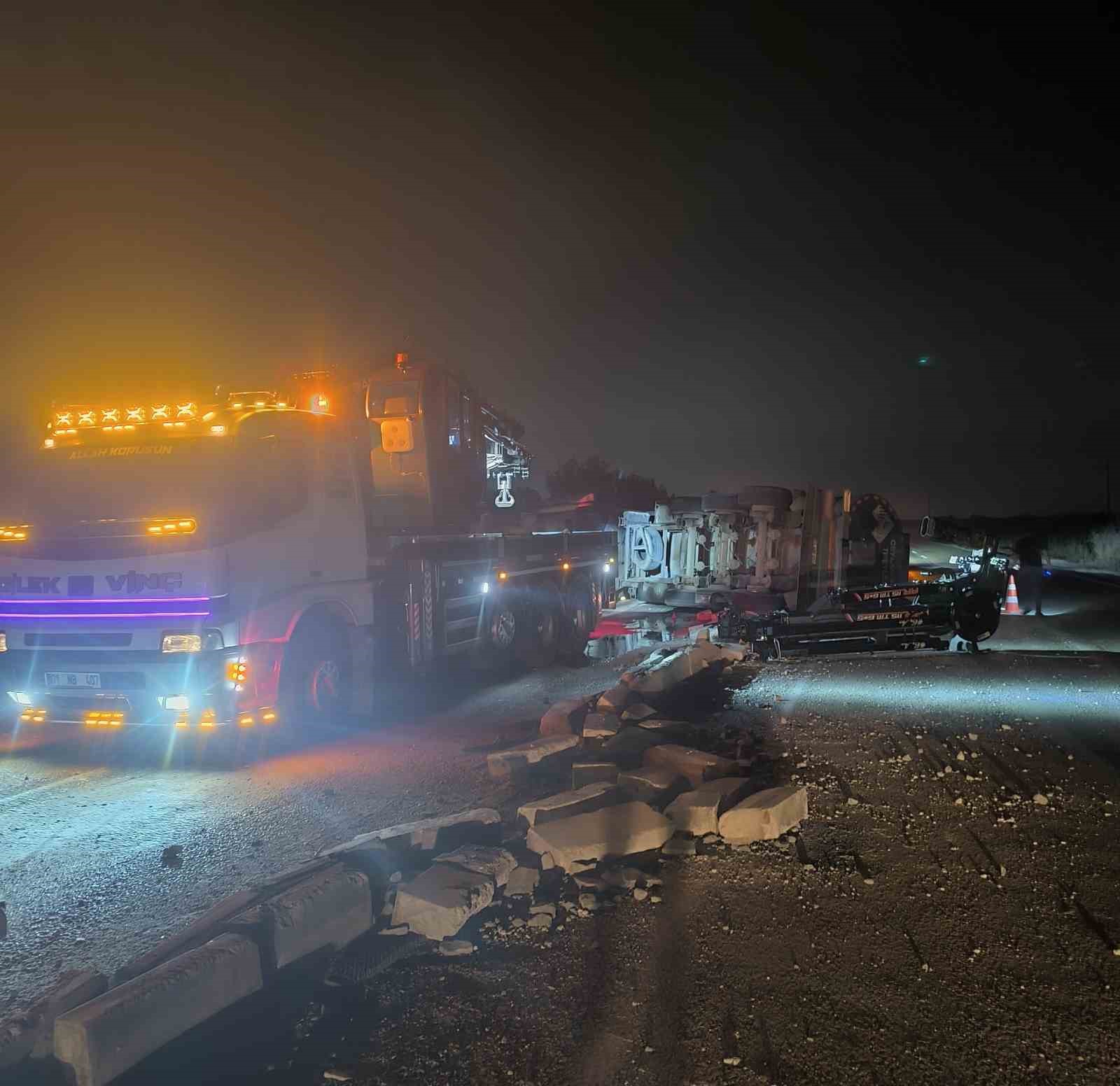 Erzin’de yakıt yüklü tanker devrildi