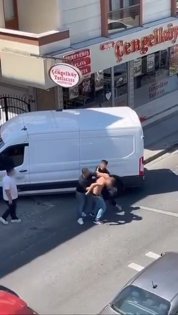 Ataşehir’de iki kişinin sokak ortasındaki kavgası kameraya yansıdı