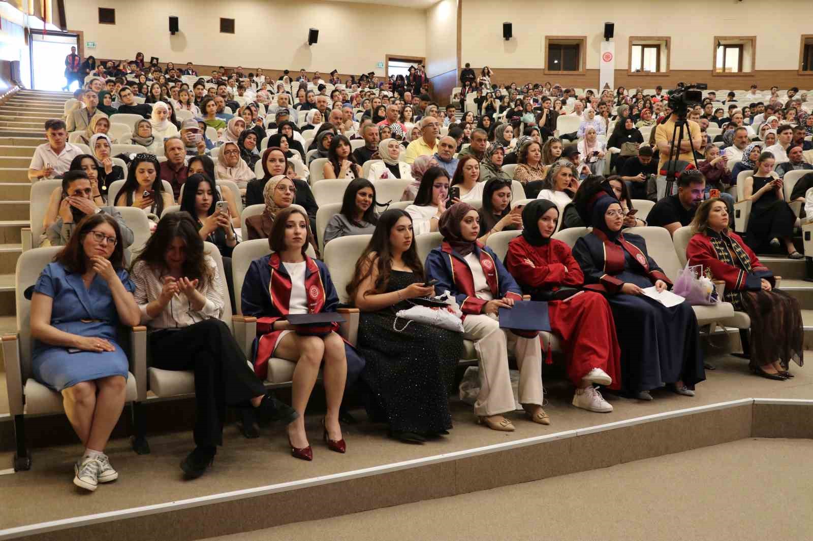 Geleceğin iletişimcileri mezuniyet heyecanı yaşadı