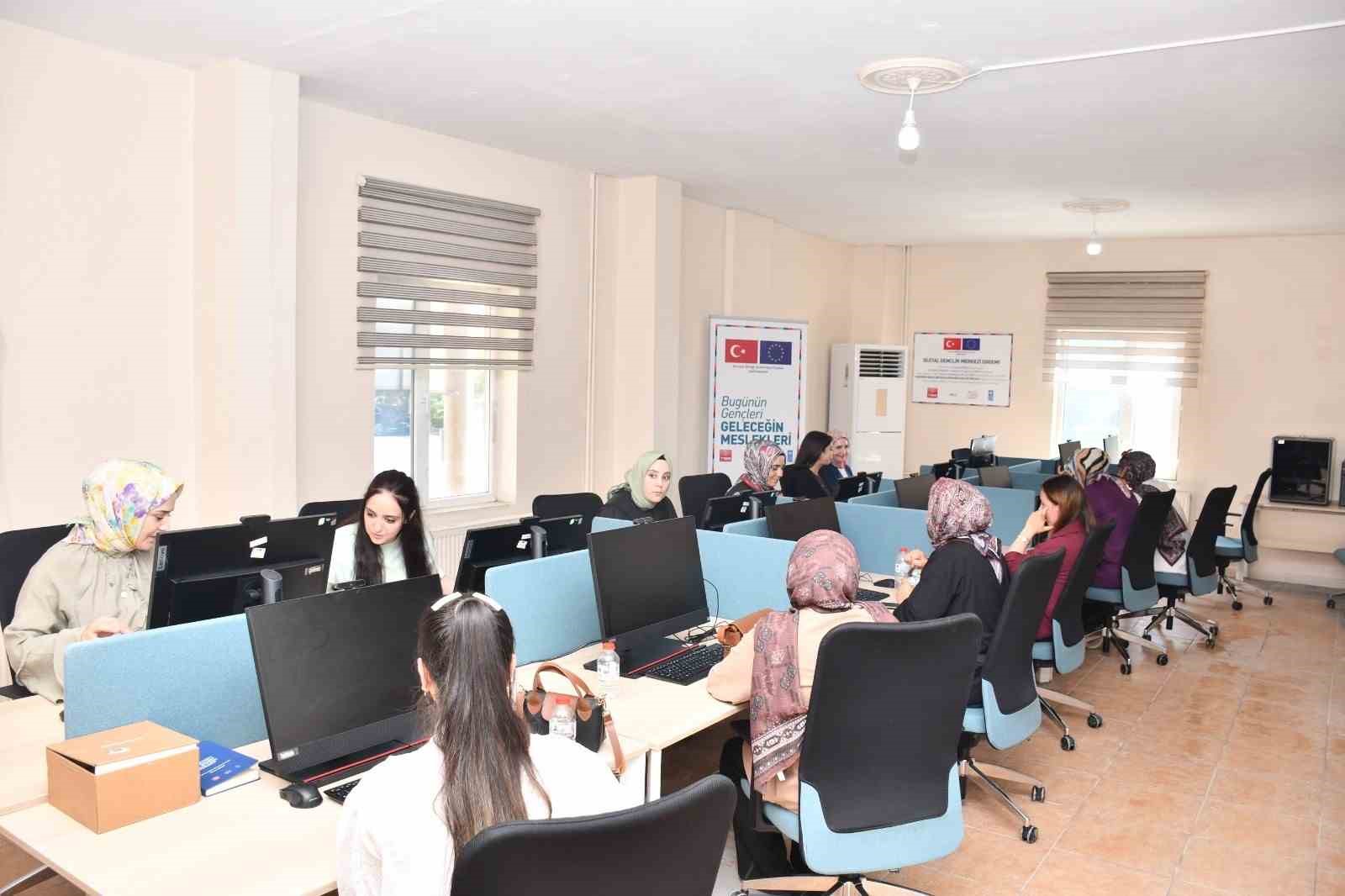 Patnosta dijital gençlik merkezi kapılarını açtı
