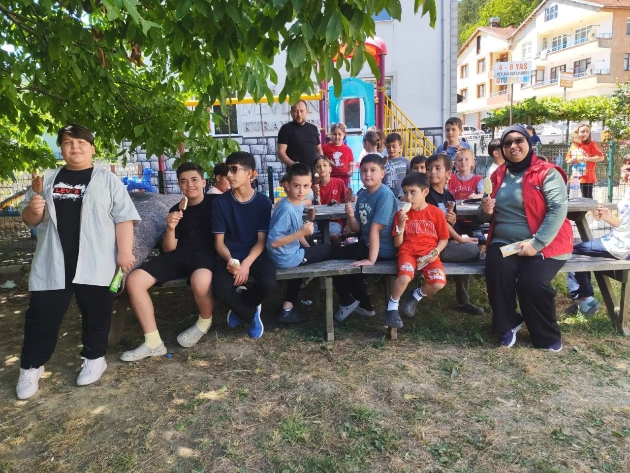 Minik kursiyerler hem öğreniyor hem sosyalleşiyor