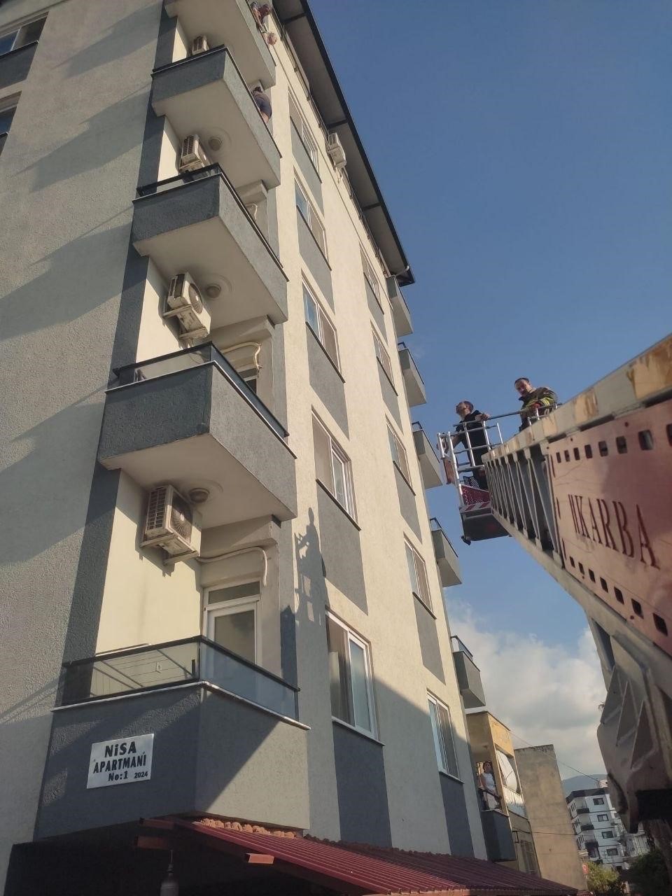 Böcek korkusuyla balkon duvarının üzerine çıkan kadın, ölümle burun buruna geldi