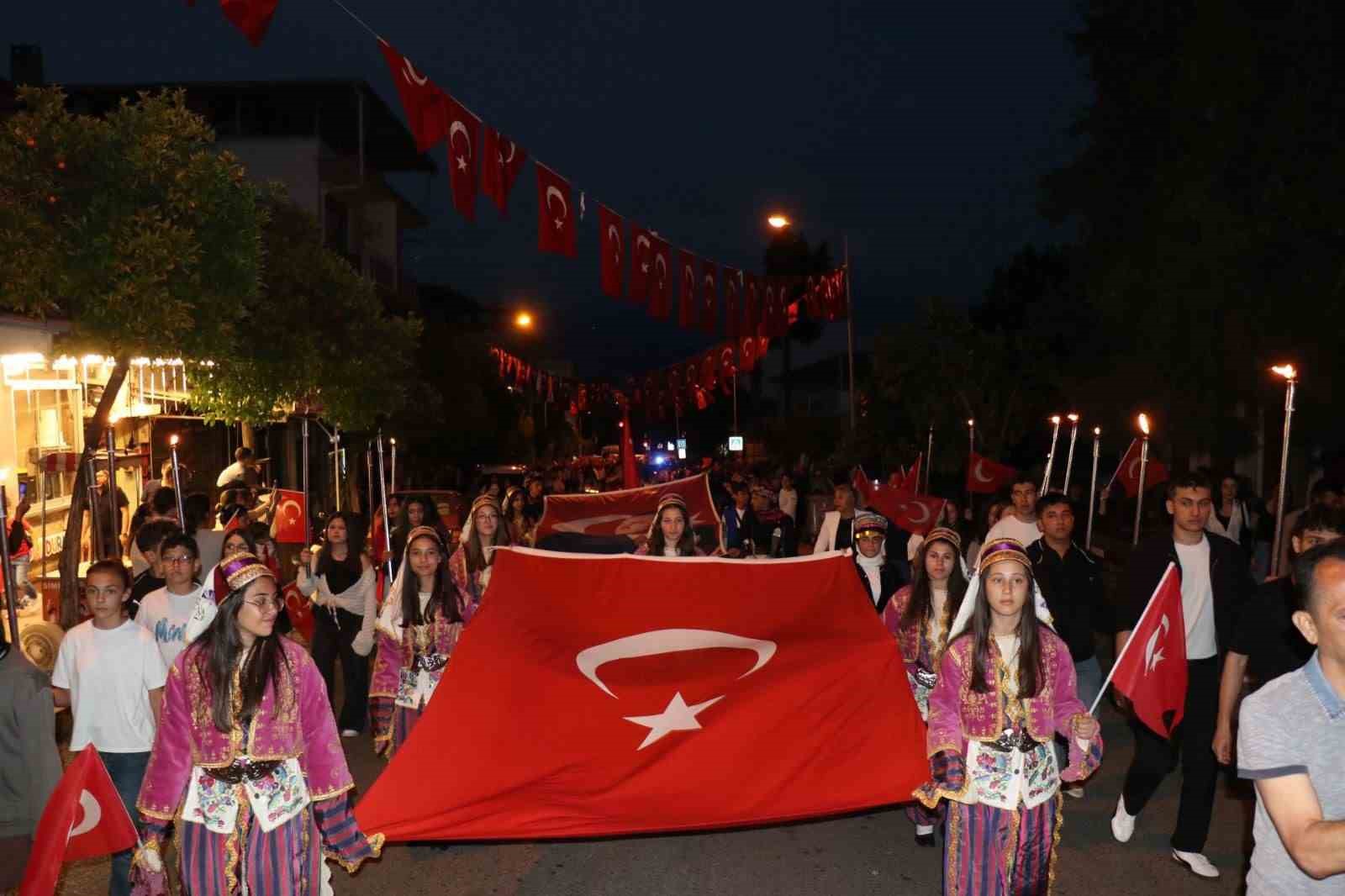 Bozdoğan sokaklarında Bandırma Vapuru coşkusu