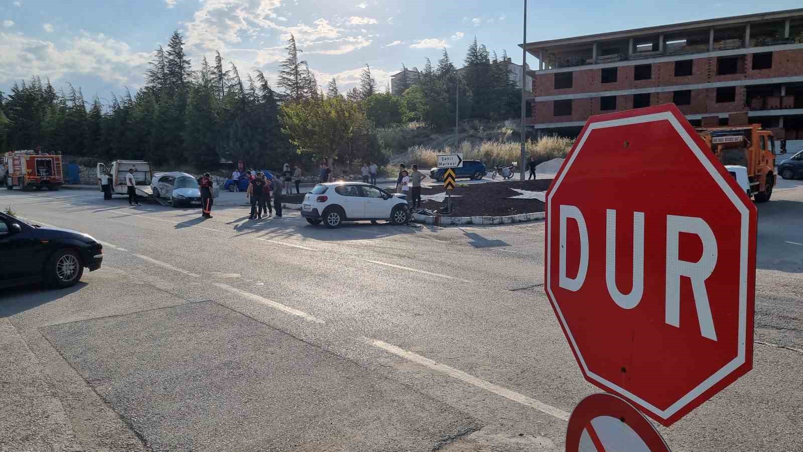 Domaniç’te otomobiller çarpıştı: 2 yaralı