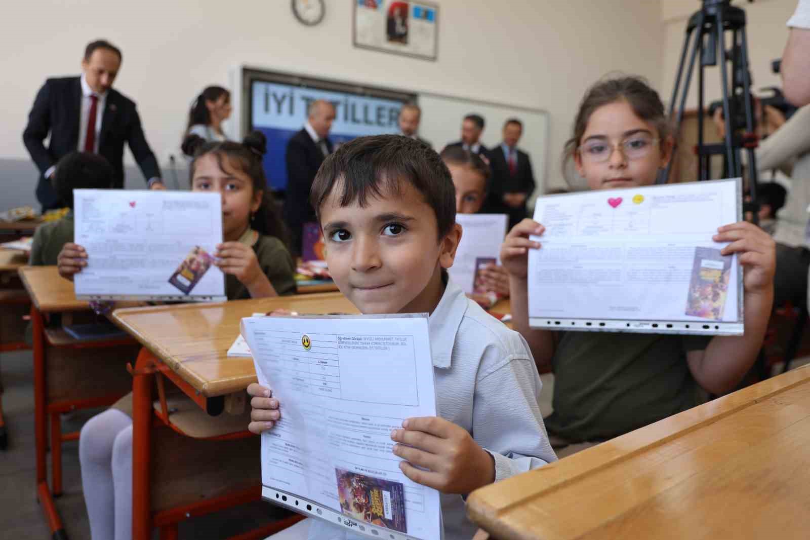 Elazığ&rsquo;da 119 bin &ouml;ğrenci karne heyecanı yaşadı