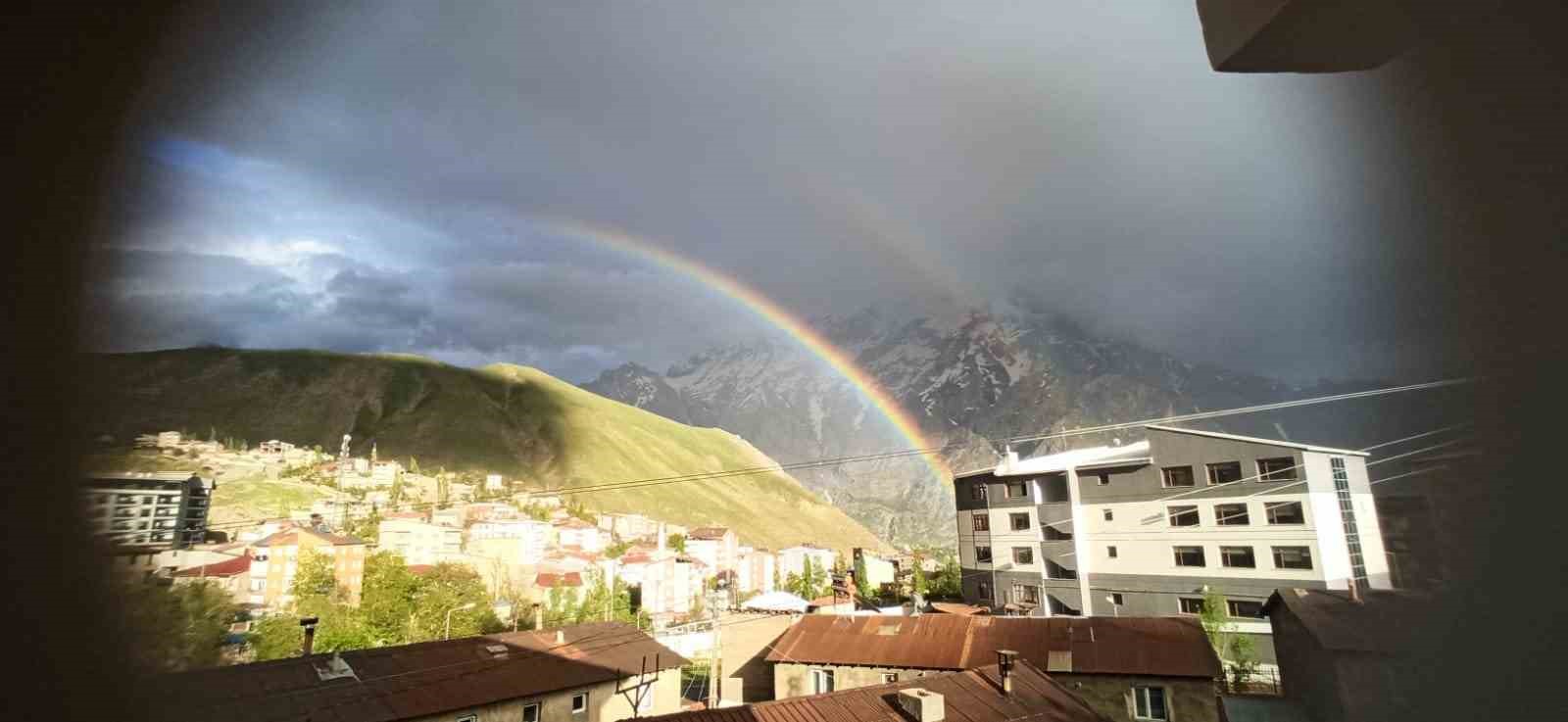 Hakkari&rsquo;de yağış sonrası g&ouml;kkuşağı g&uuml;zelliği
