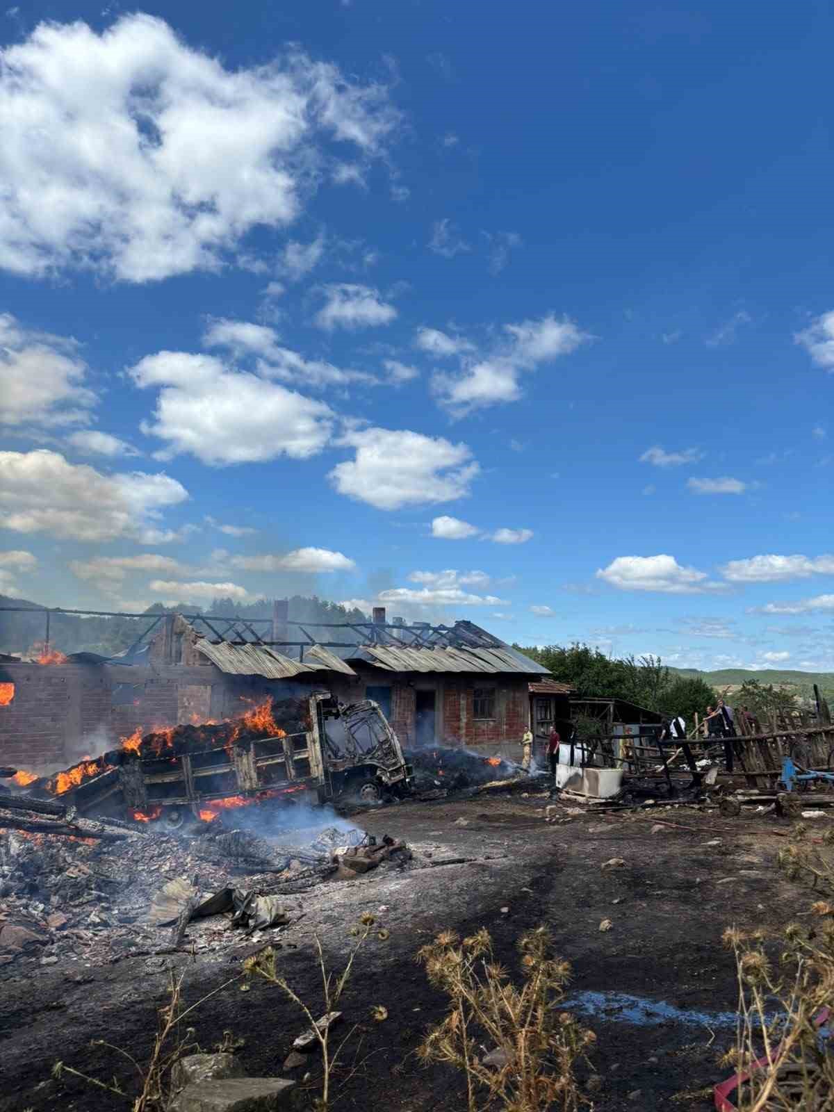 Kastamonu&rsquo;da &ccedil;ıkan yangında ev, samanlık ve kamyon yandı