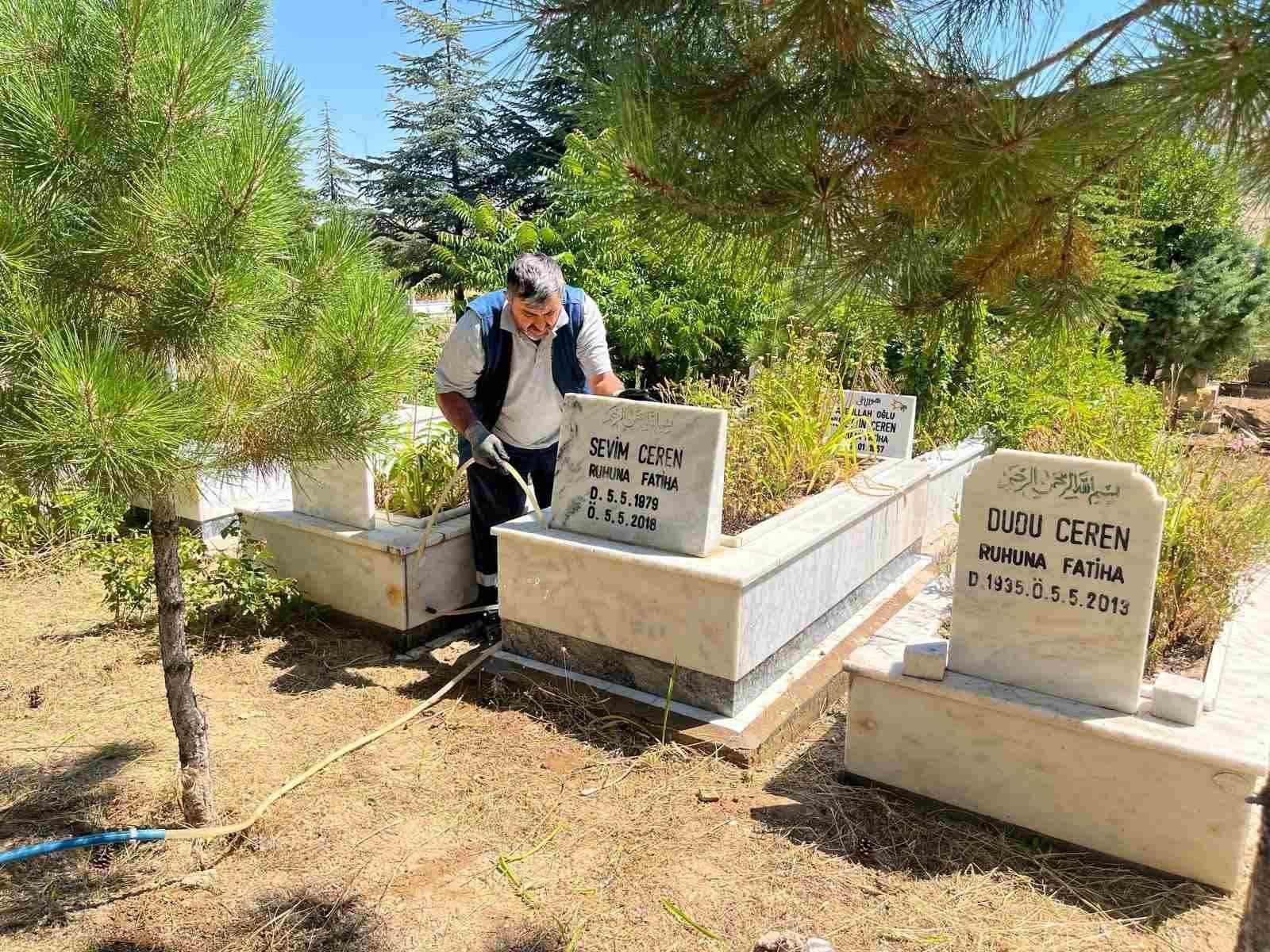 Yahyalı Belediyesi personelinden örnek vefa: Aile kabristanlarını temizleyip dualarını ettiler