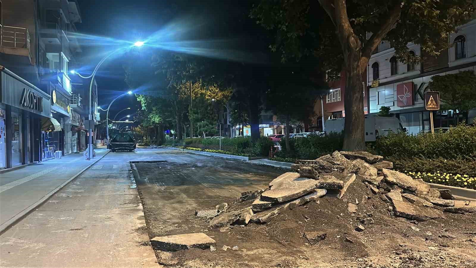 Burdur&rsquo;da belediyenin gece yaptığı yol &ccedil;alışması vatandaş talebiyle polis tarafından durduruldu
