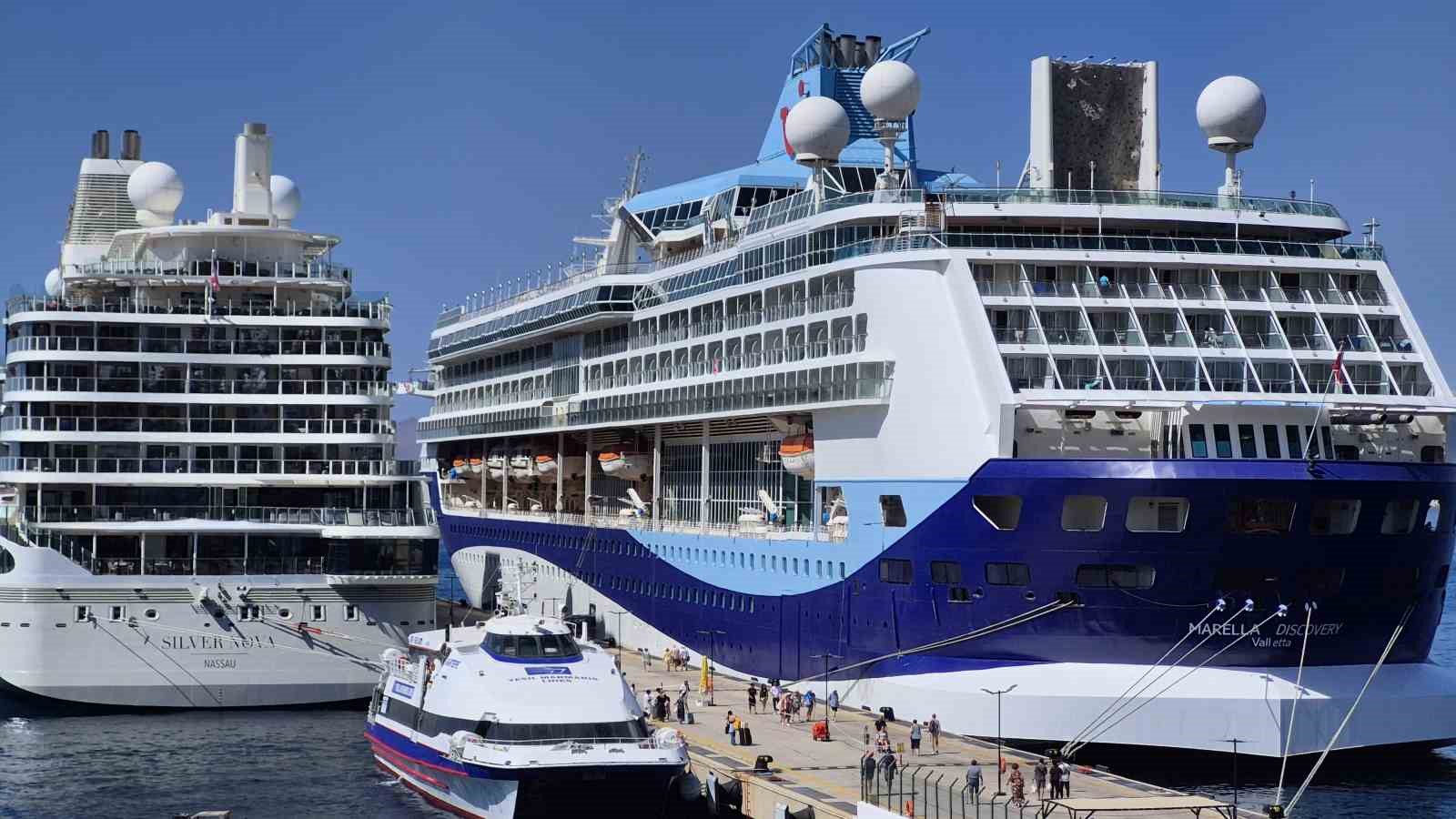 Bodrum’a iki gemiyle 2 bin 484 turist geldi