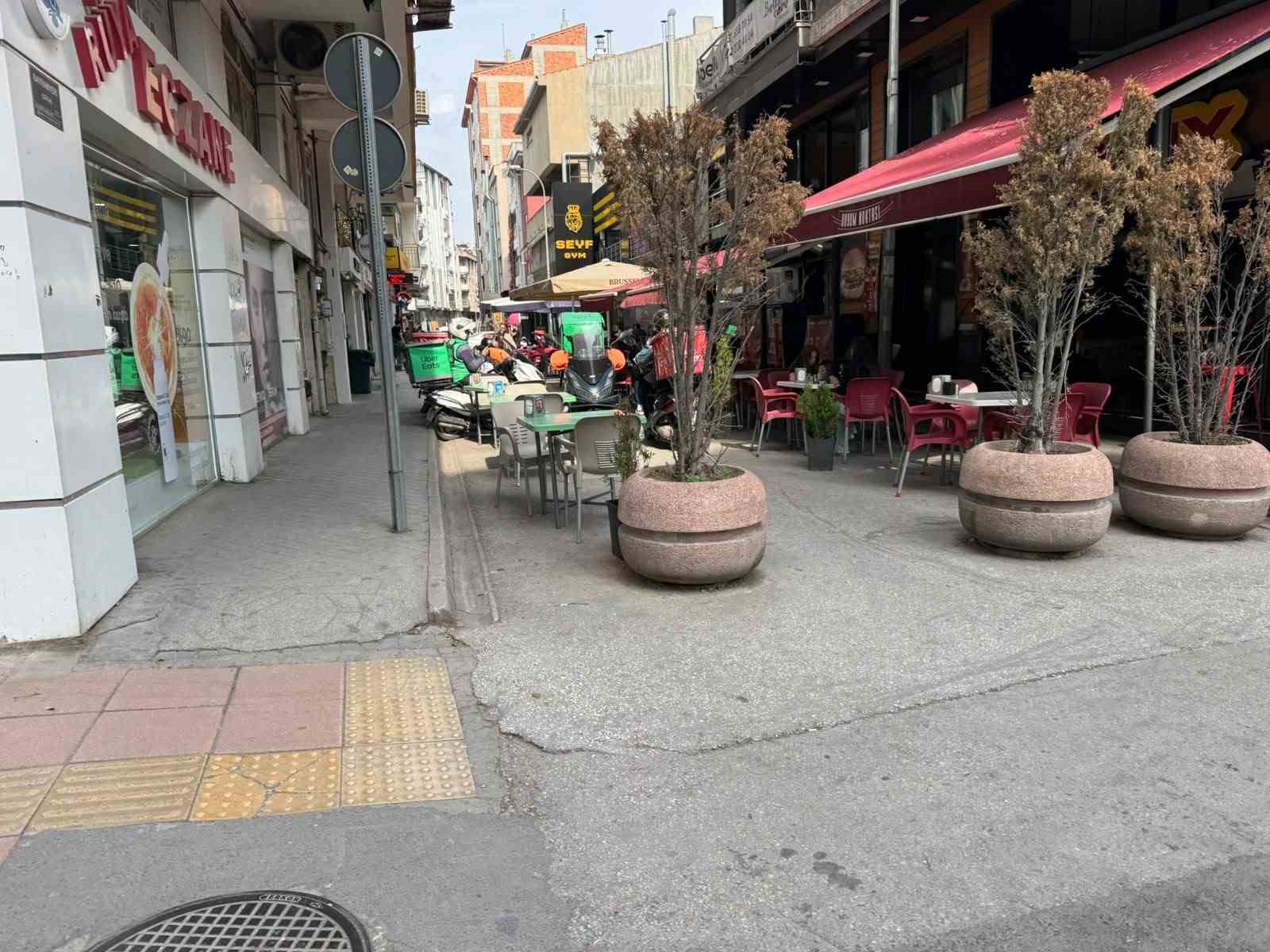 Trafiğe kapalı motosikler parkına açık sokak