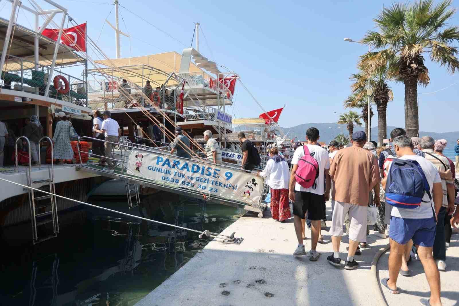 Muğla Büyükşehir Belediyesi şehit aileleri ve gazileri tekne gezisi düzenledi