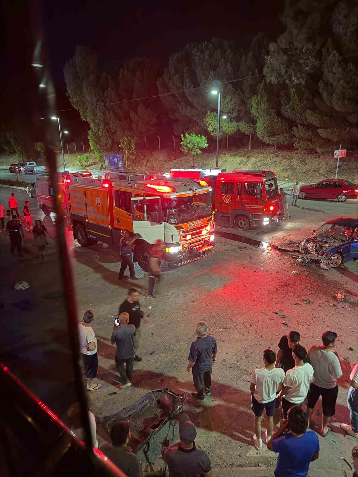 İzmir’de servis otobüsü ile otomobil çarpıştı: 4 yaralı