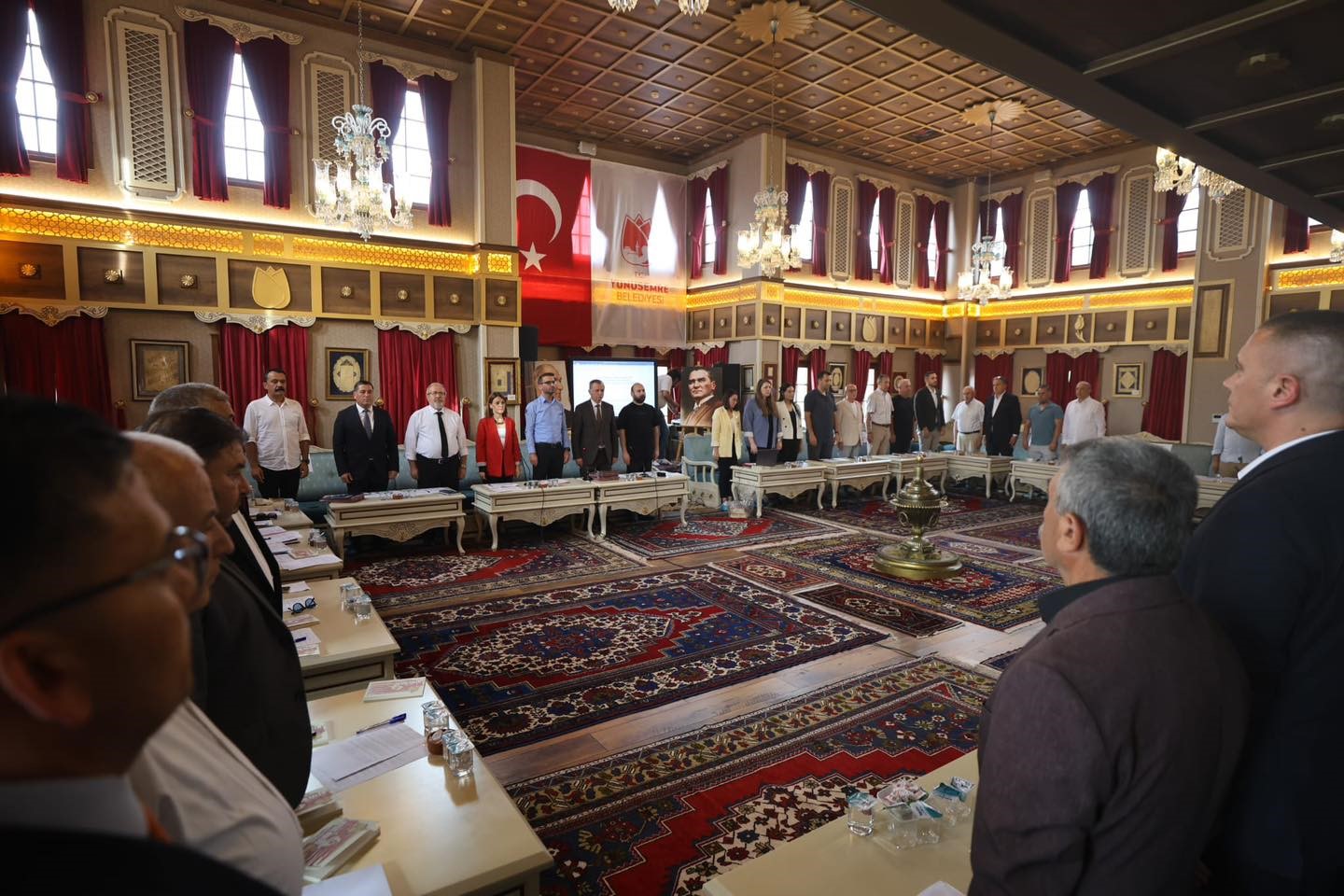 Yunusemre Meclisi’nde Özgür Özel gerginliği