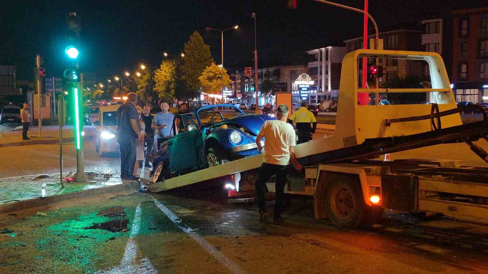 Düzce’de otomobil ile hafif ticari araç çarpıştı: 3 yaralı