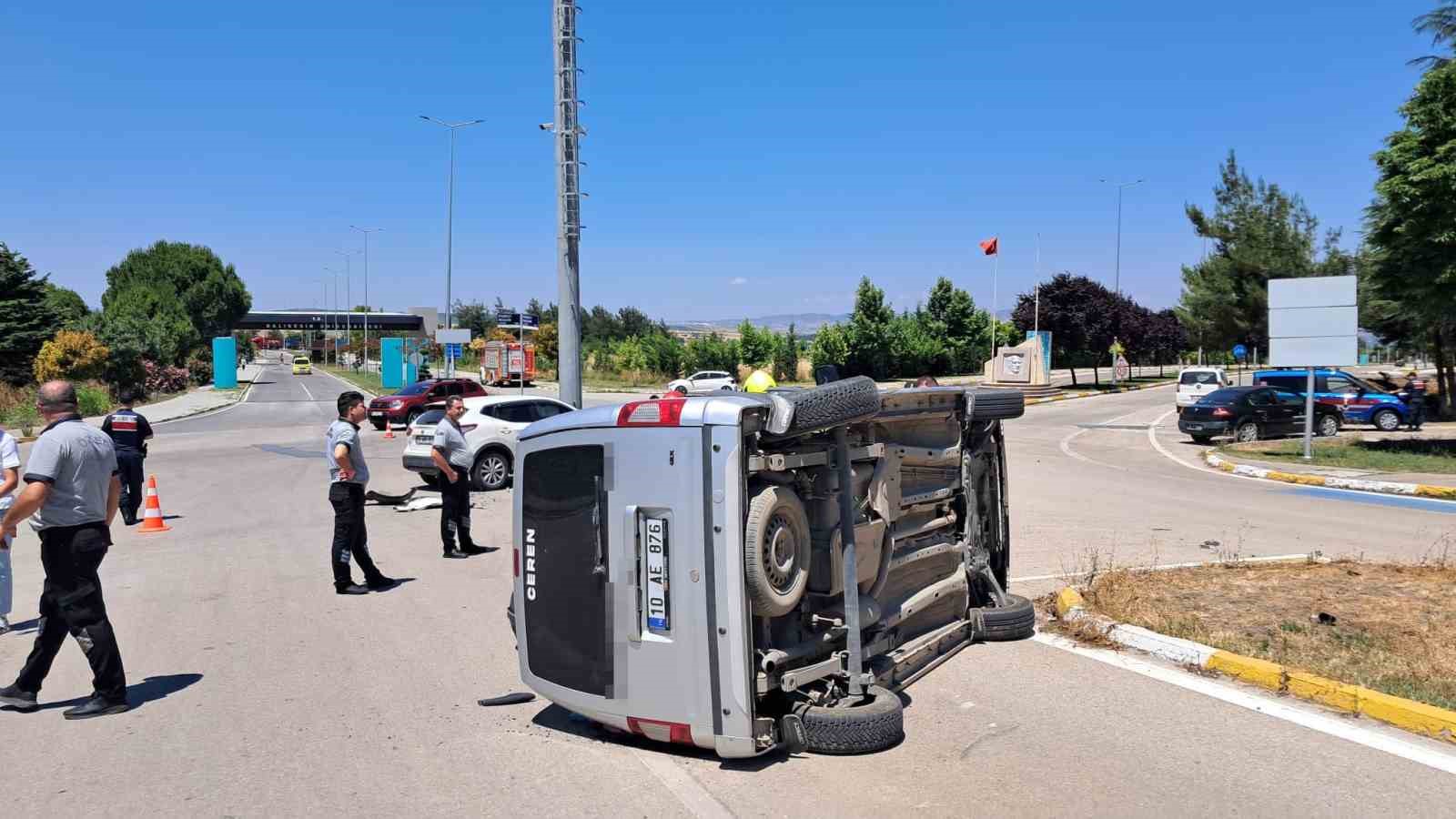 Balıkesir’de kampüs girişinde çarpışan araçlardaki 2 öğrenci yaralandı
