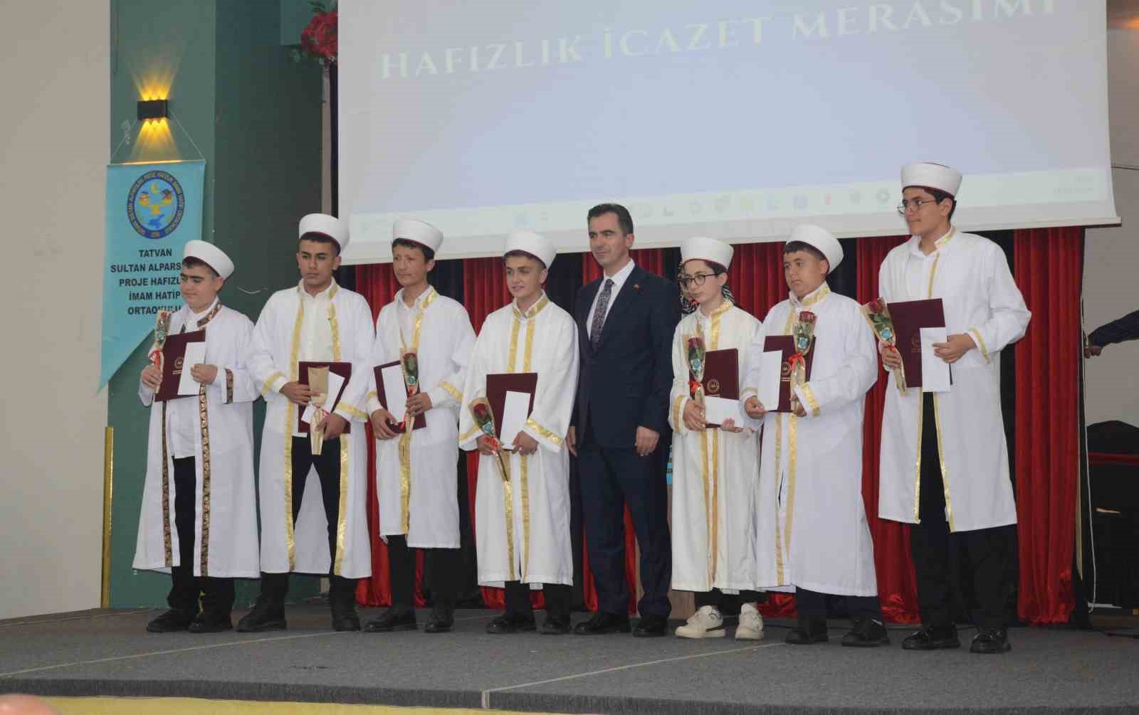 Tatvan’da görkemli hafızlık icazet merasimi: 56 hafız belgelerini aldı