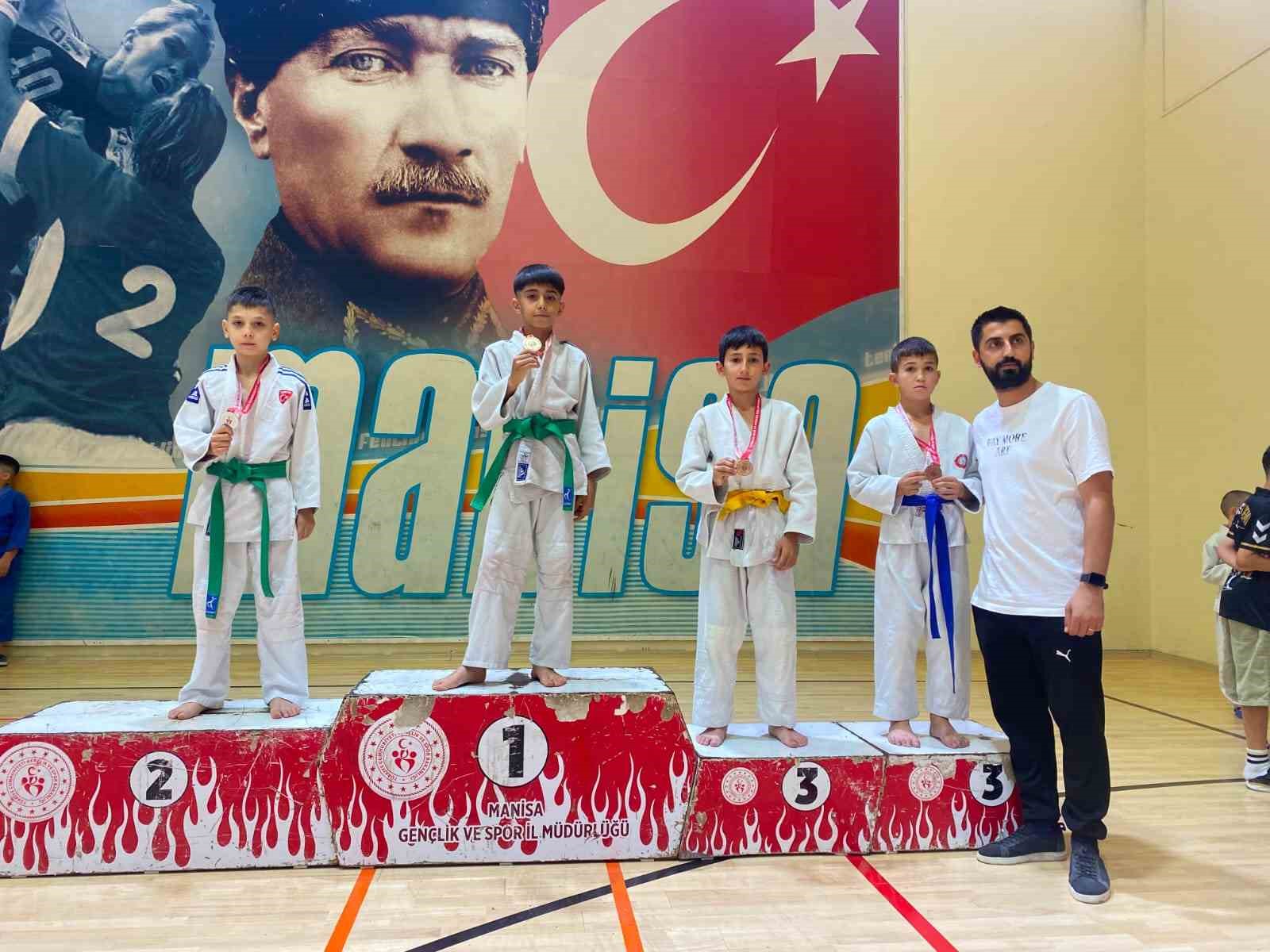 Salihli&rsquo;den 21 madalyalık zafer