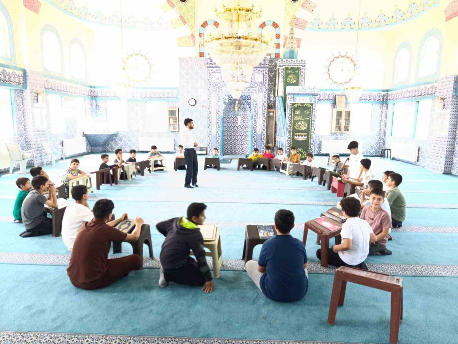 Edremit Şehitlik Camii Yaz Kur&rsquo;an kursu &ouml;ğrencilerine bağımlılıkla m&uuml;cadele semineri