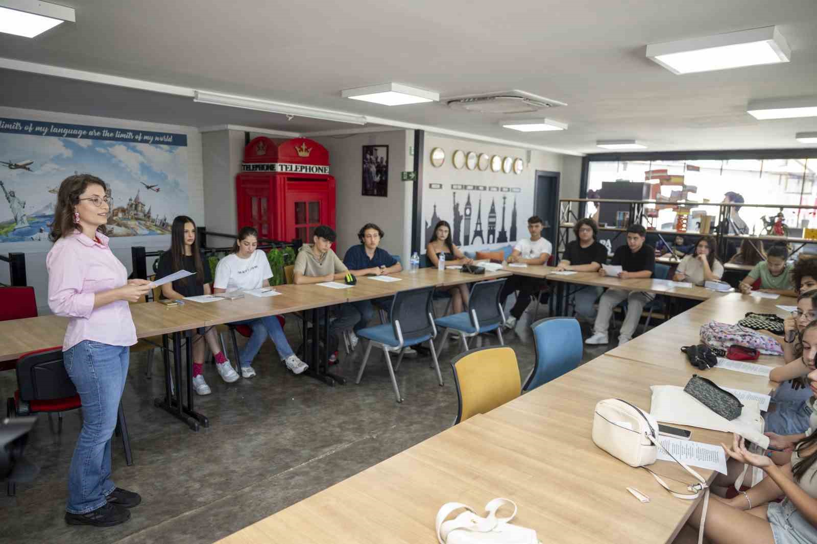 İngilizceyi oyunlarla &ouml;ğreniyorlar: &lsquo;Hello Mersin&rsquo; yaz programı s&uuml;r&uuml;yor