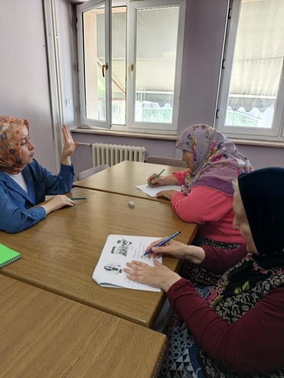 Bilecik&rsquo;te huzurevi sakinleri yeniden &ouml;ğrenci oldu